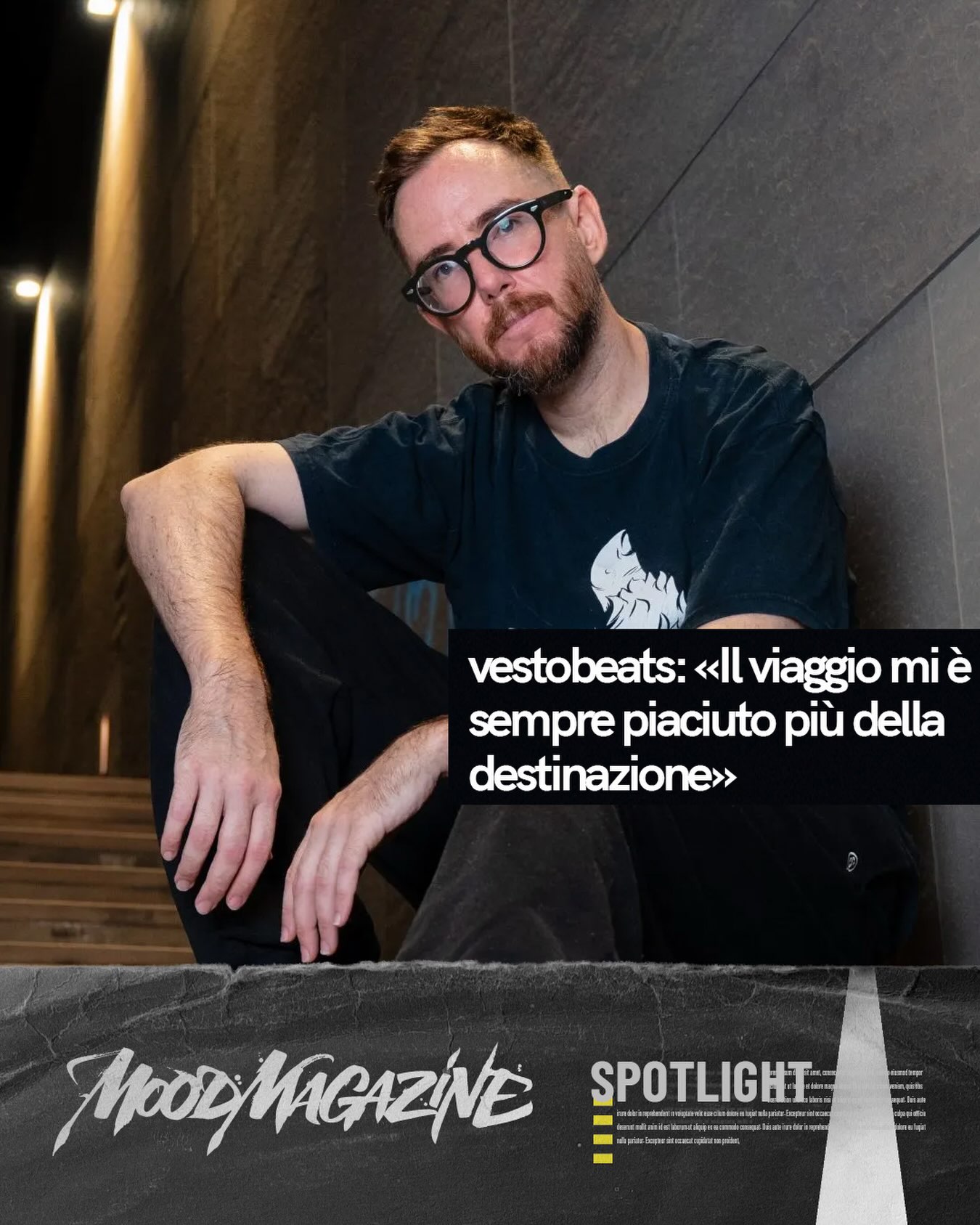 vestobeats vive la musica come uno spazio in cui curiosità, disciplina e relazioni continuano a incontrarsi. Beatmaker prima ancora che rapper, ha attraversato fasi di produttività febbrile e lunghi silenzi, imparando a considerarli parti dello stesso processo creativo. Nel suo percorso convivono l’autodidatta che sperimentava da solo davanti a un computer, l’artista che ha collaborato con centinaia di persone e l’insegnante che ha portato il rap persino tra i banchi di scuola. La malattia, la dialisi e il trapianto hanno modificato il suo rapporto con la vita, rendendo la musica una risorsa per la salute mentale e riaccendendo una passione che sembrava essersi fermata. Leggi l’intervista sul nostro sito